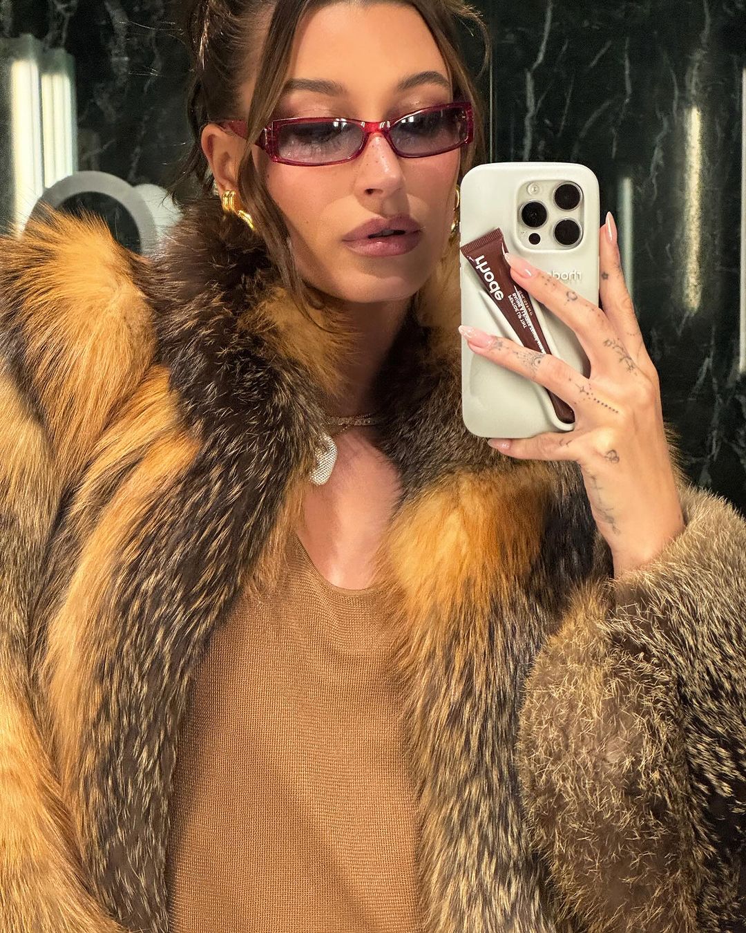 Хейли Бийбър се снима в огледалото, докато носи слънчеви очила