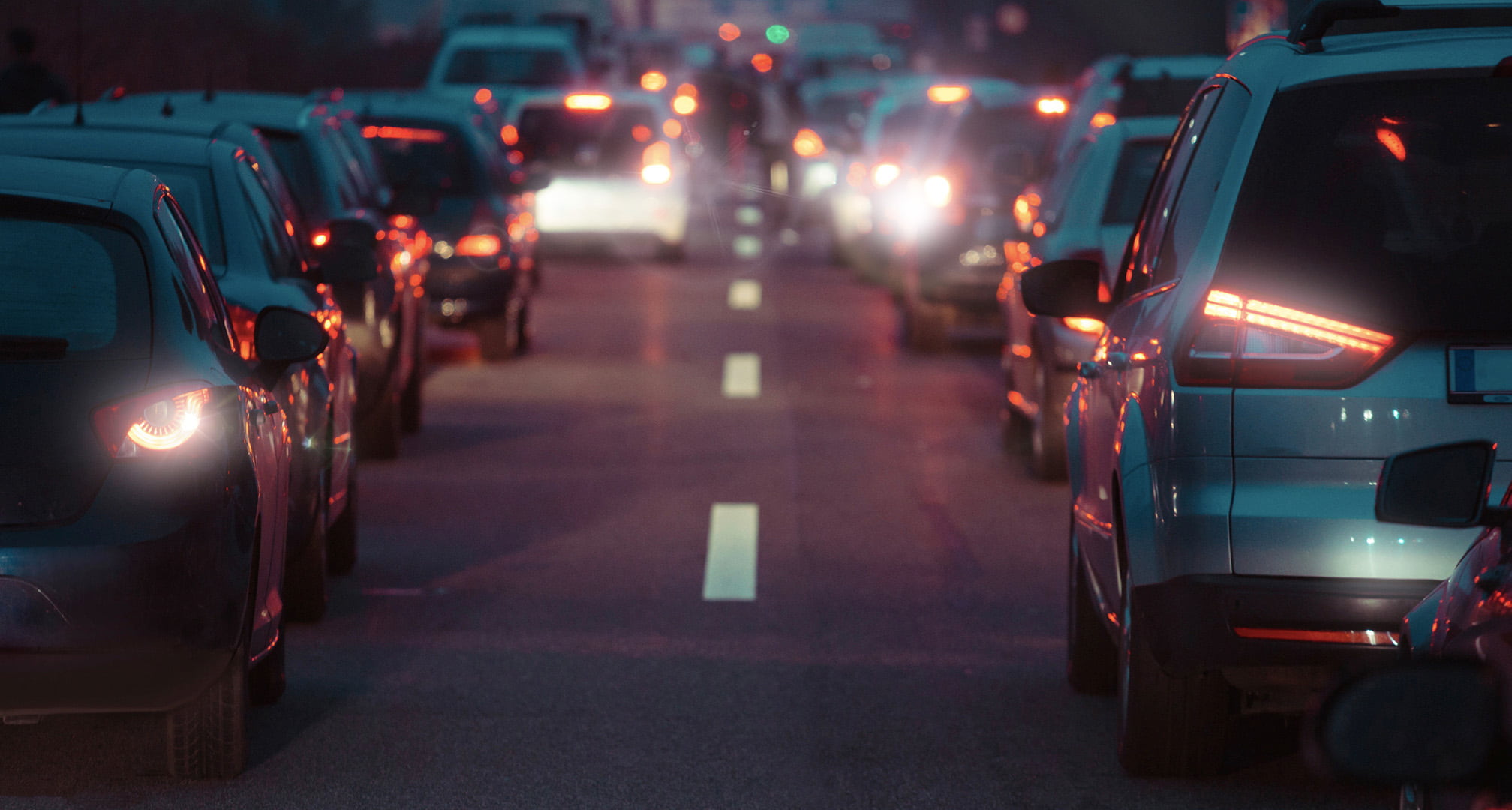 Светлинни ореоли около задните светлини на автомобила през нощта, причинени от астигматизъм (вляво). Ясни задни светлини на автомобил през нощта, наблюдавани с нормално око (вдясно)