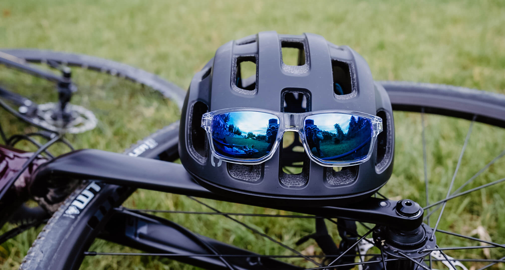 сини огледални слънчеви очила на велосипедна каска с велосипед