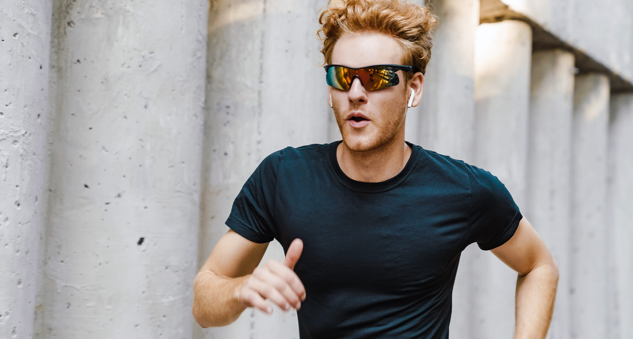 тичащ човек с огледални слънчеви очила