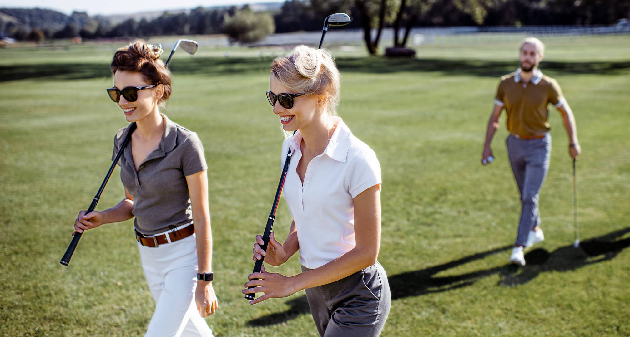 двама души, играещи голф със слънчеви очила