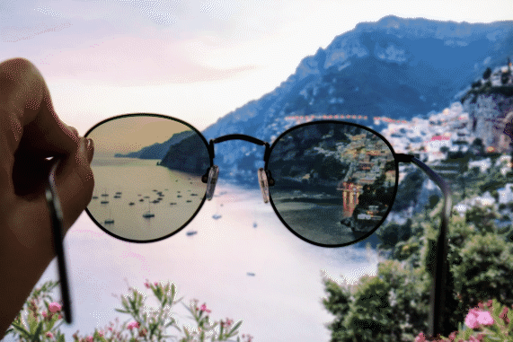 движещо се изображение на поляризирани слънчеви очила, въртящи се и потъмняващи фона