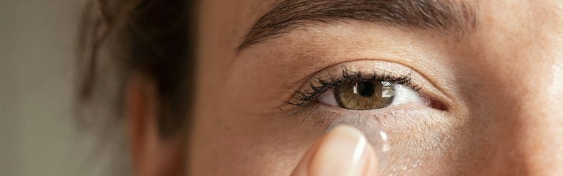 Как да извадите залепнала леща от окото си
